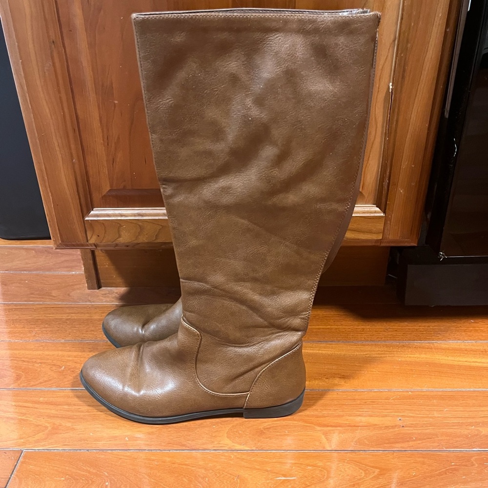 Size 7 brown boots. Sit under the knee when on. Tighter fit on the calf
